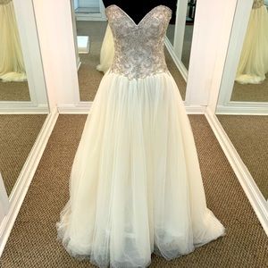 Ashley and Justin Strapless Sweetheart Bridal Gown #10438 Size 10 in Ivory/Nude